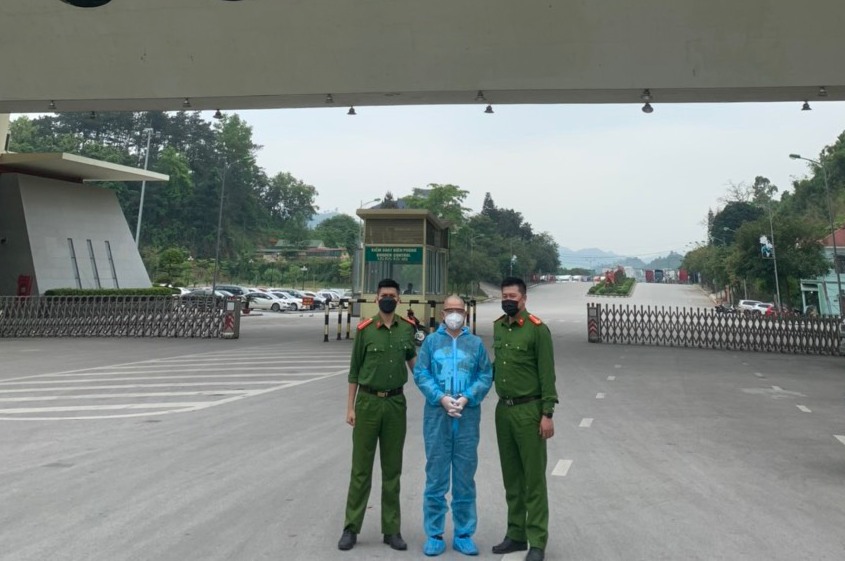 Công an quận Ngô Quyền bắt đối tượng truy nã người nước ngoài